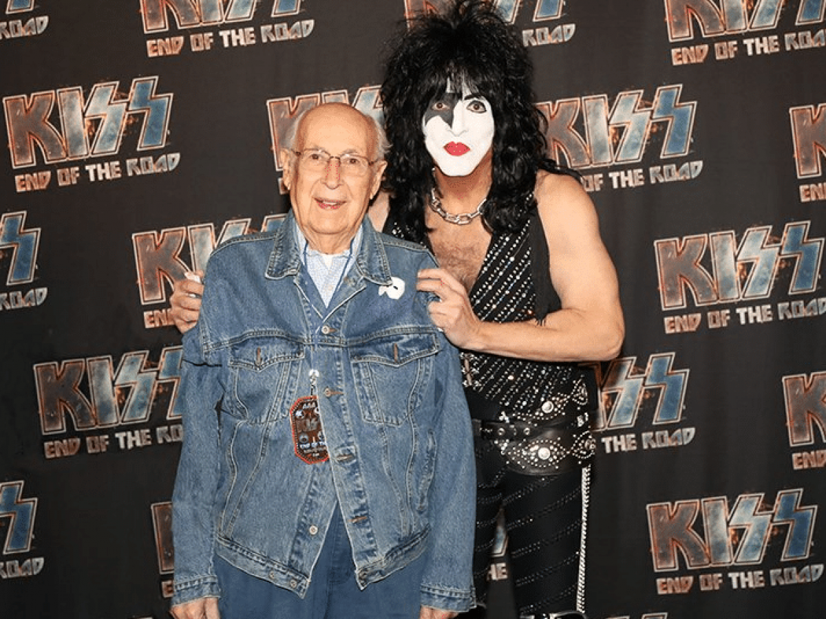 El padre de PAUL STANLEY, de 98 años, acude a un concierto de KISS en Los  Angeles 