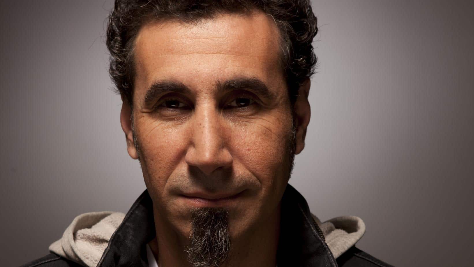 Serj tankian elasticity. Танкян. Серж Танкиан. Солист SOAD. Серж Танкян молодой.